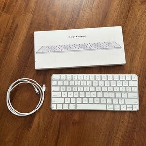 Apple Magic Keyboard in Silver/ White